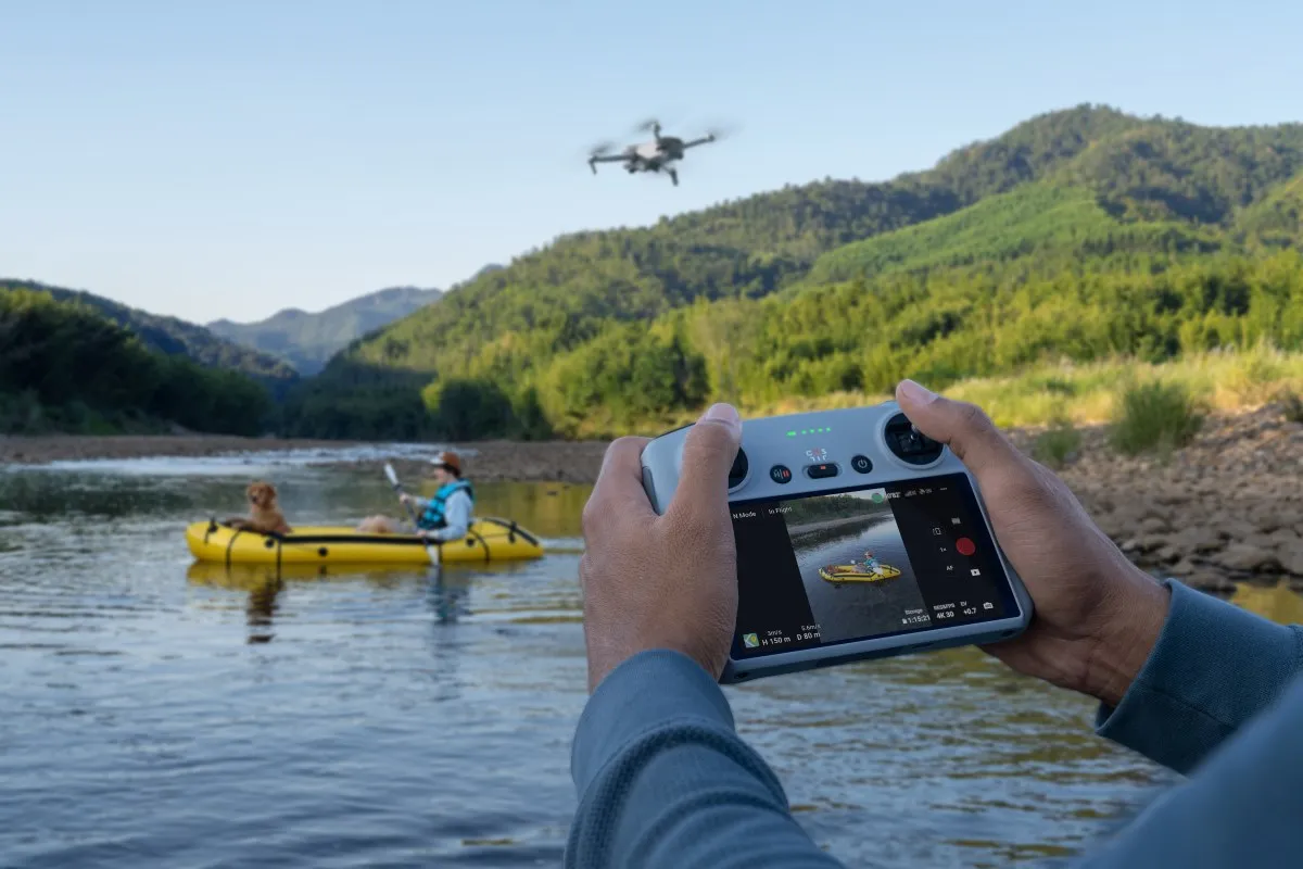 imagen de un piloto en primer plano oy de fondo un lago, en la parte de arriba un dron y de bajo un paisaje 