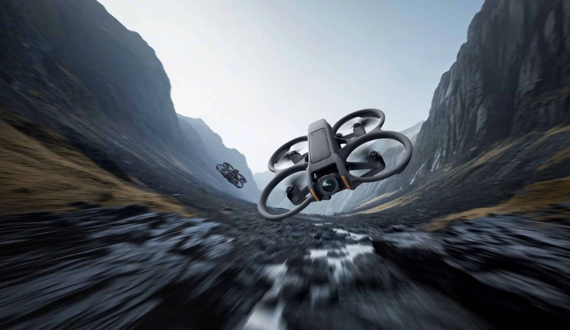 Imagen del DJI Avata 2 volando y por detrás otro plano y un paisaje