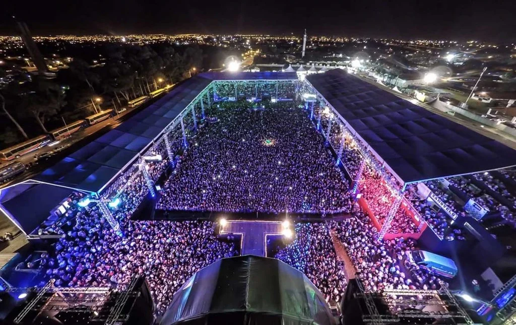imagen panoramica de un concierto filmado con un dron