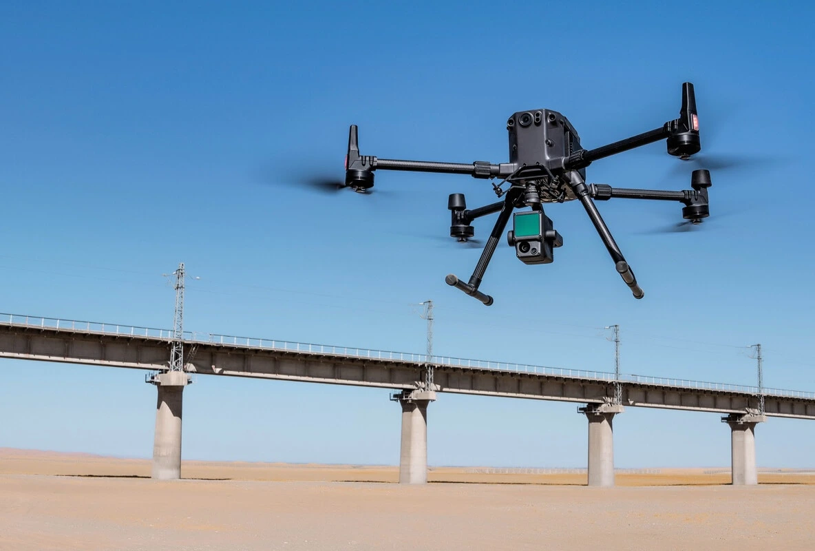 Imagen del m350 RTK con cámara Zemmuse P1 y en segundo plano un puente
