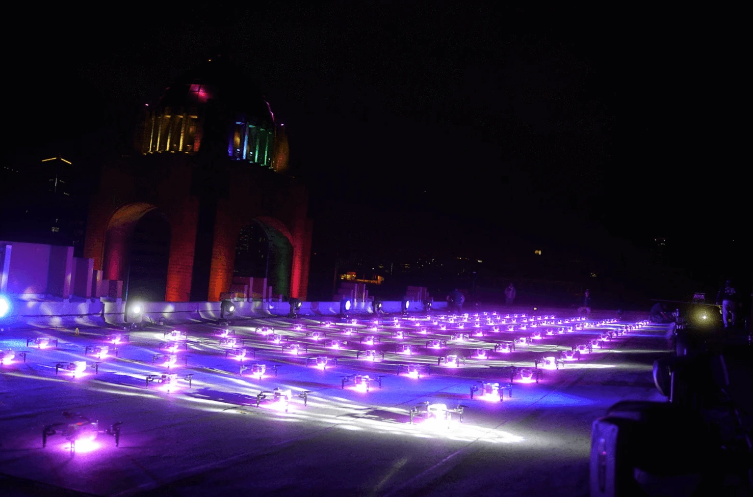 imagen de drones listos para despegar antes de un evento 