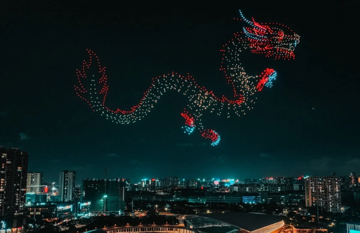 Drones formando un dragón en el cielo de Shangai y en la parte de abajo edificios de esta ciudad