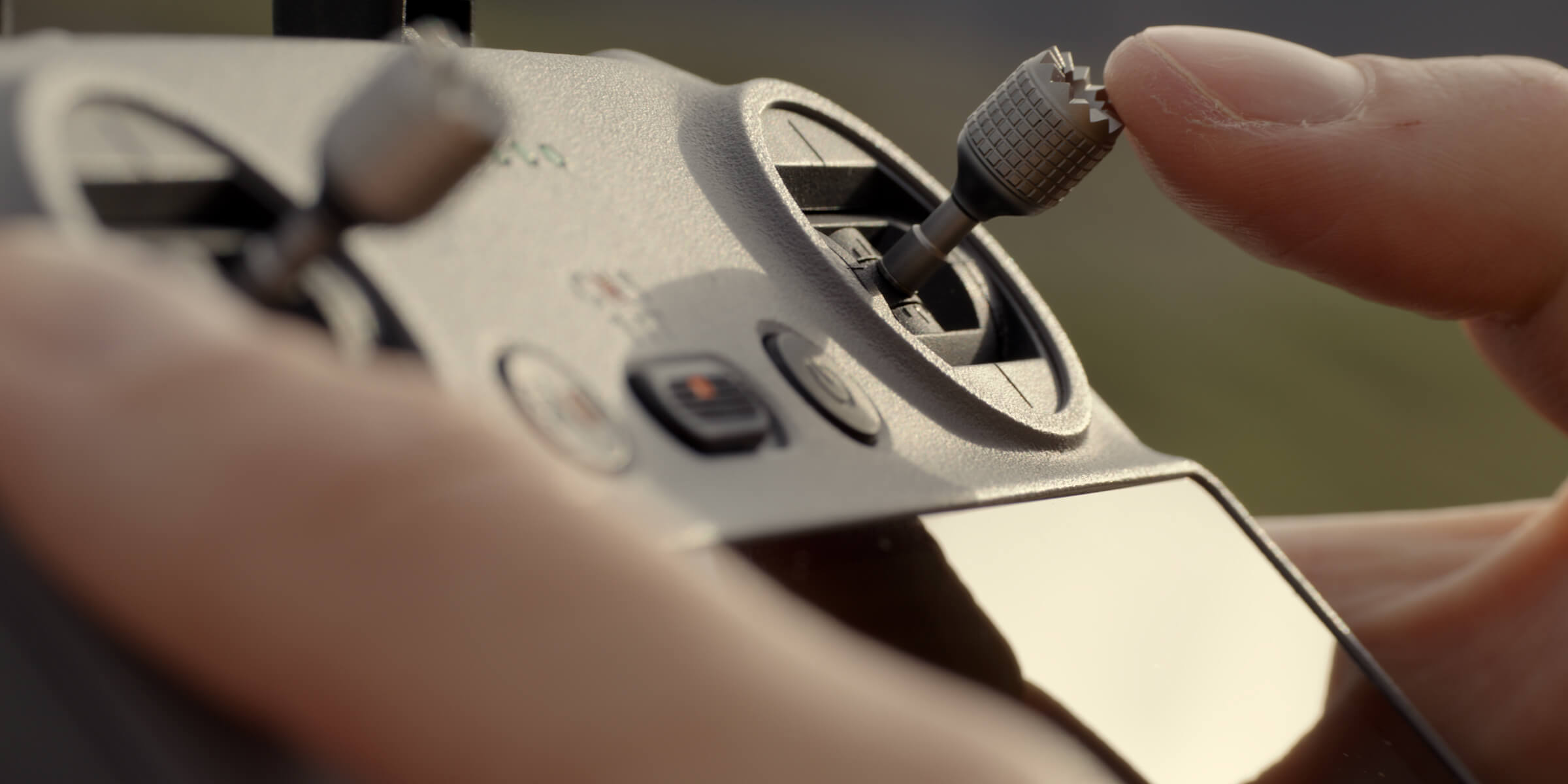 imagen de un piloto manipulando el control del Mini 4 Pro