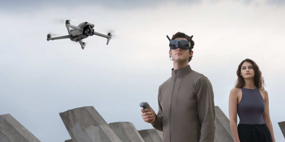 Imagen un piloto usando unos lentes FPV mientras pilotea un DJI Mini 4 Pro