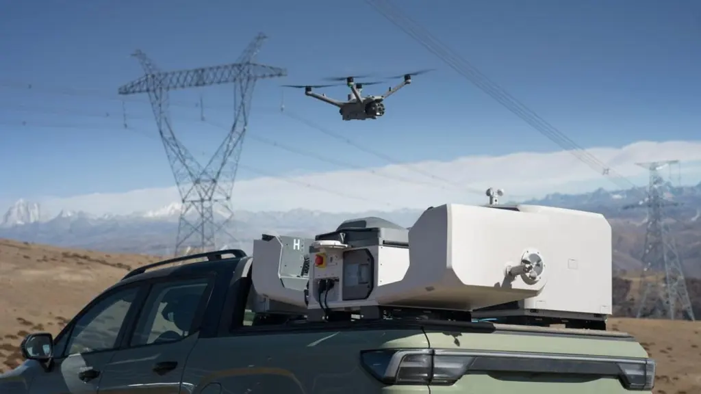 Imagen de una camioneta, en la parte de atras la plataforma DJI Dock 3 y un dron aterrizando