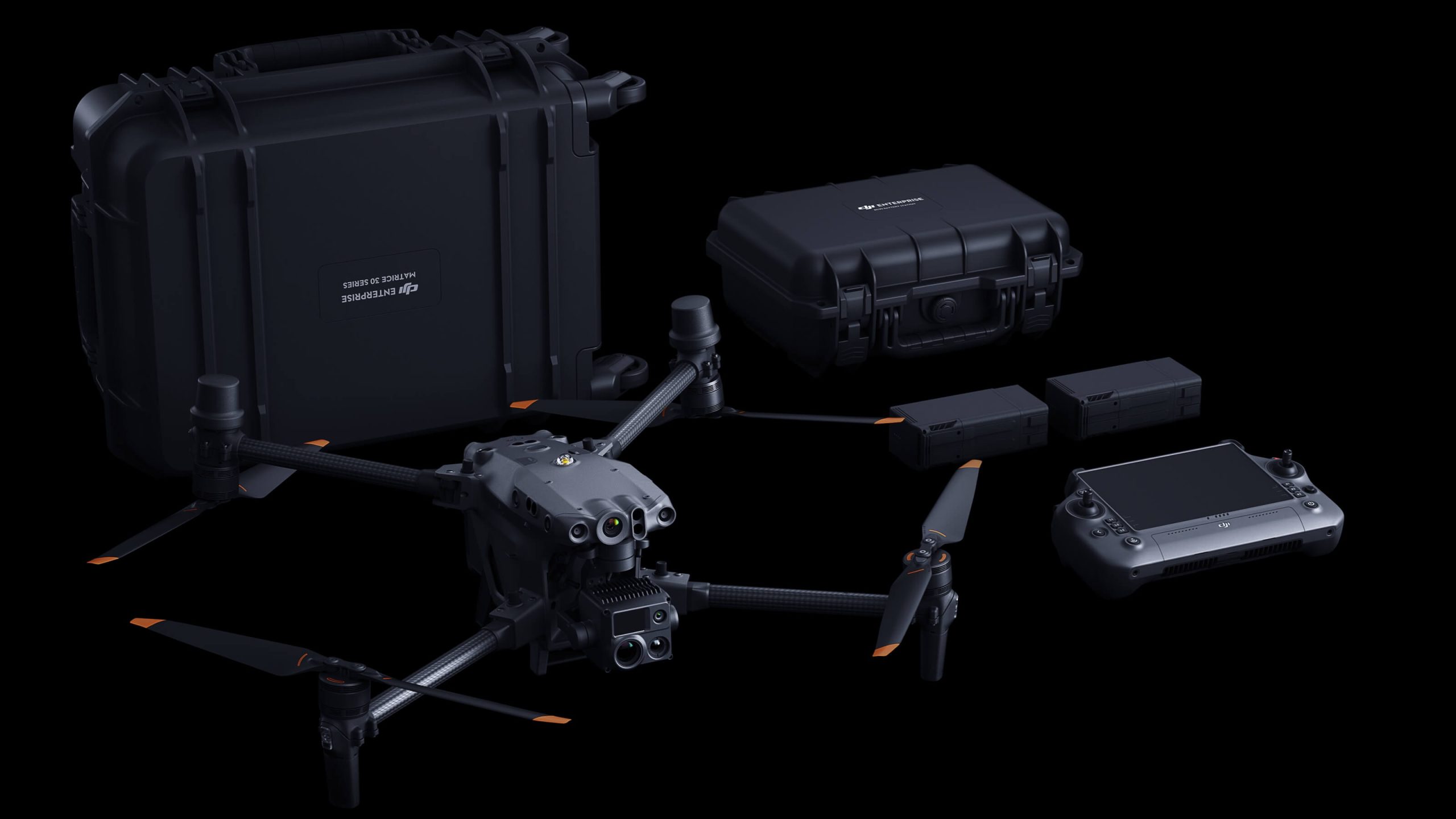 Imagen del DJI M30 con su estuche, pilas y control. En segundo plano un fondo negro