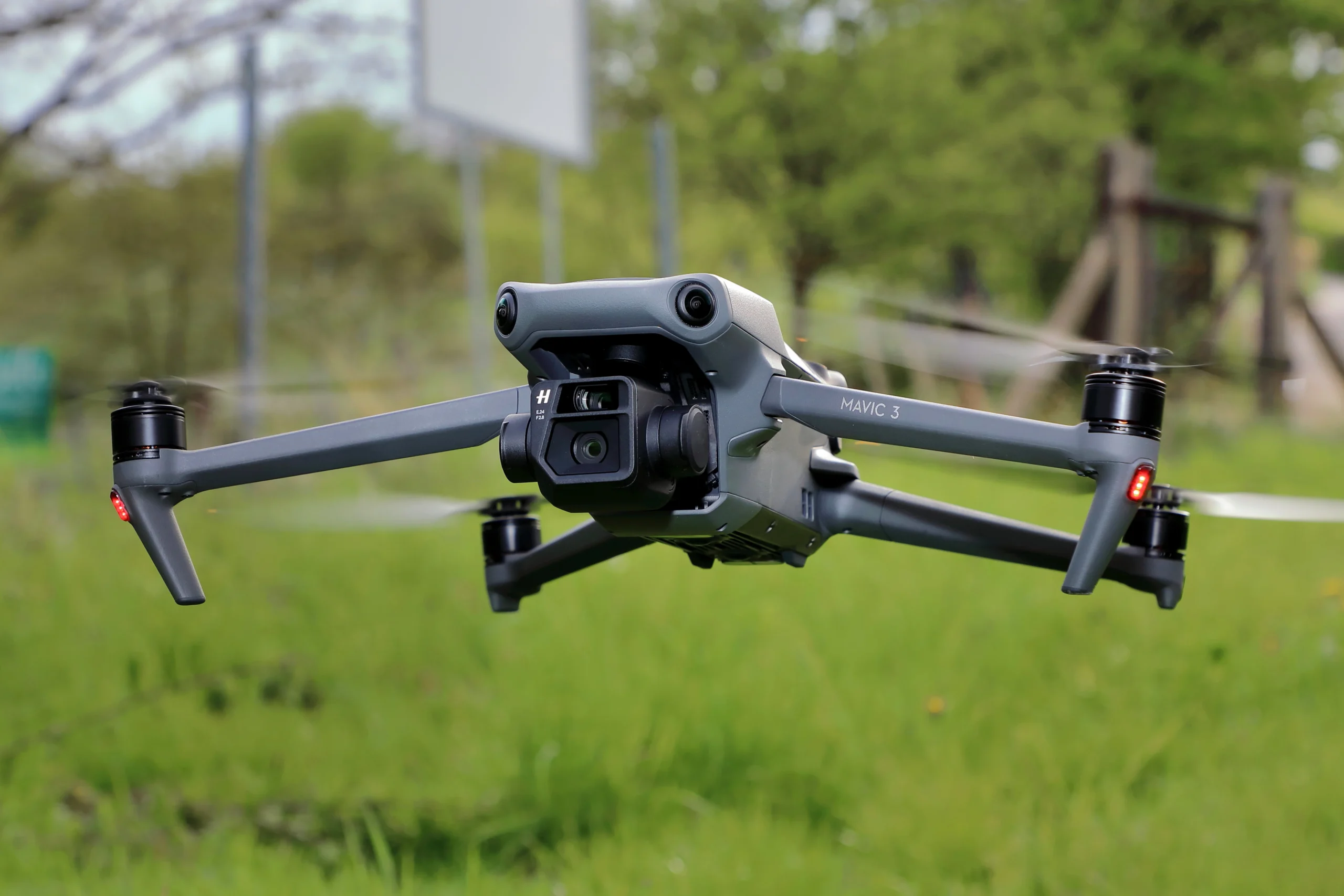 DJI Mavic 3E en primer plano y de fondo un campo