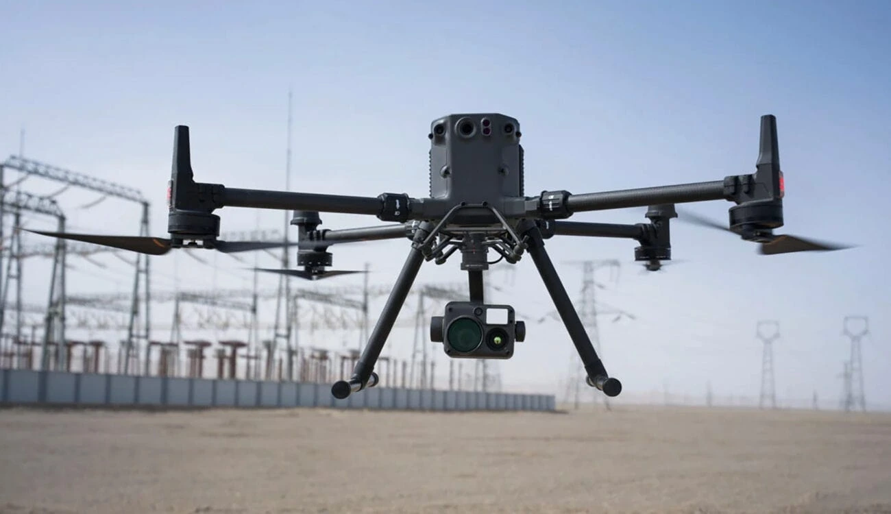 Imagen del DJI M350RTK y de fondo una planta de electricidad