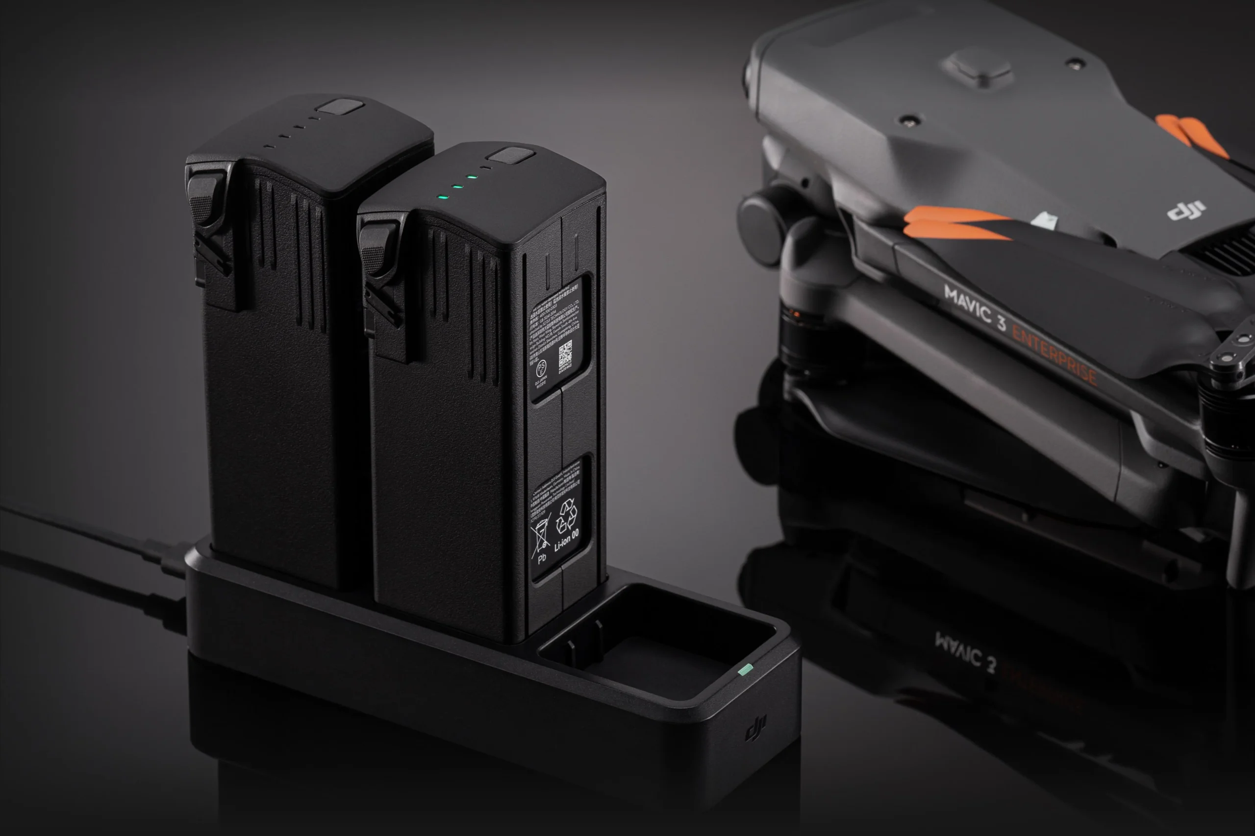 Imagen de un kit de pilas para un DJI Mavic 3E junto a su dron, con un fondo negro