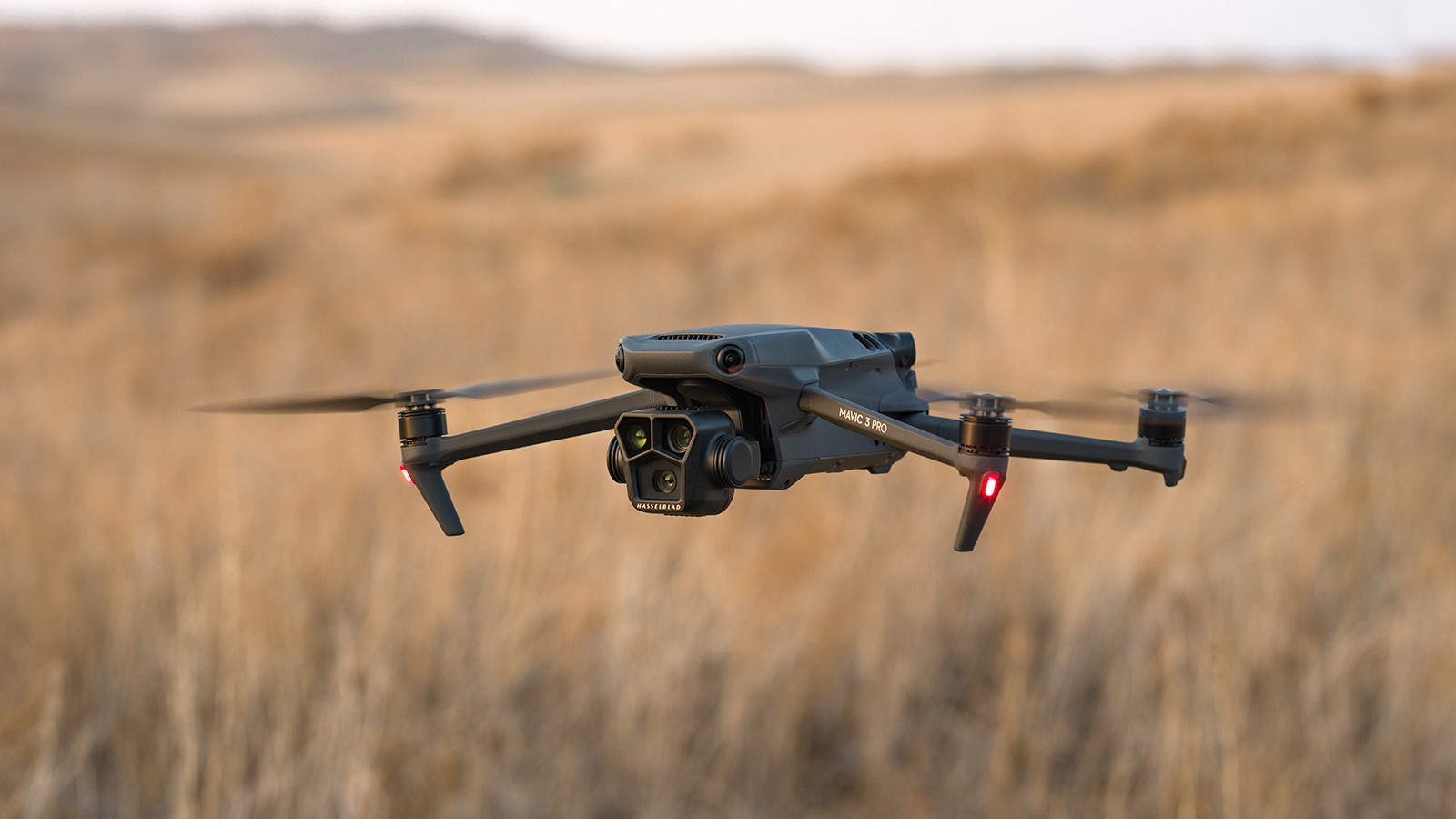 En primer plano Mavic 3 pro y en segundo plano un campo 
