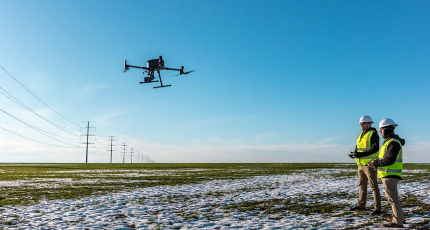 Imagen de dos persona observando el dron DJI M350 RTK mientras se hace una inspección