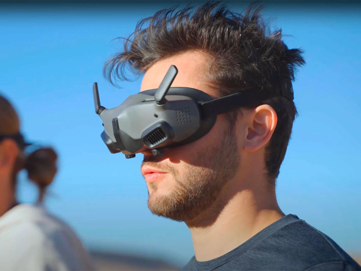 Imagen de una persona con unos anteojos FPV en primer plano