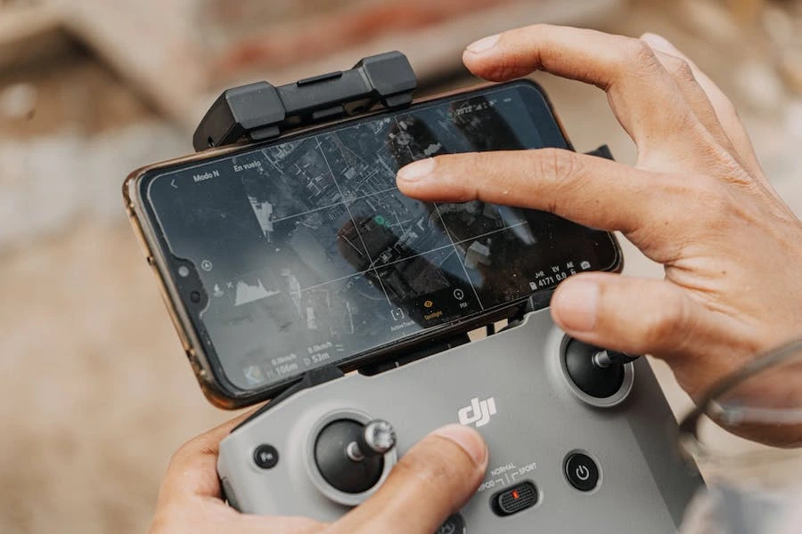 Imagen de un celular conectado a un control DJI