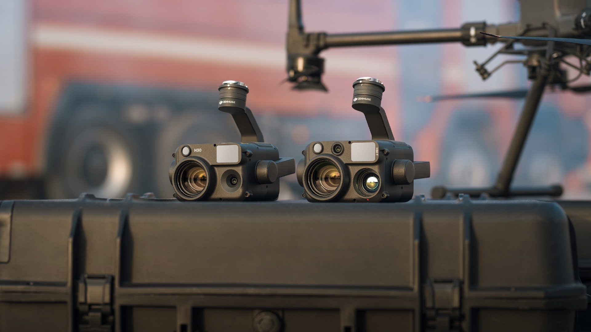 Image de los dos modelos DJI Zenmuse encima de su estuche y de fondo el DJI M350