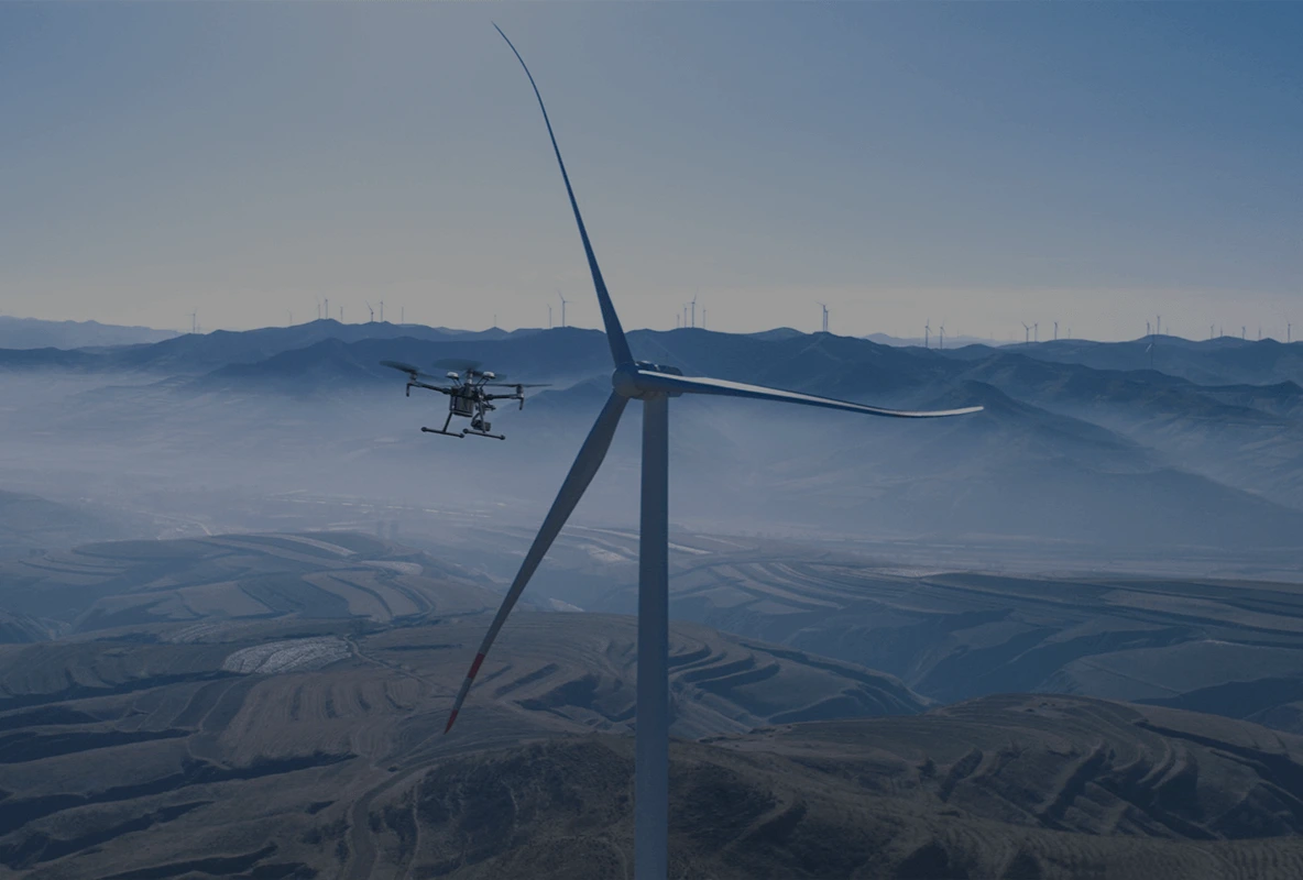 Imagen del M350 RTK inspeccionando helices de una plante eolica 