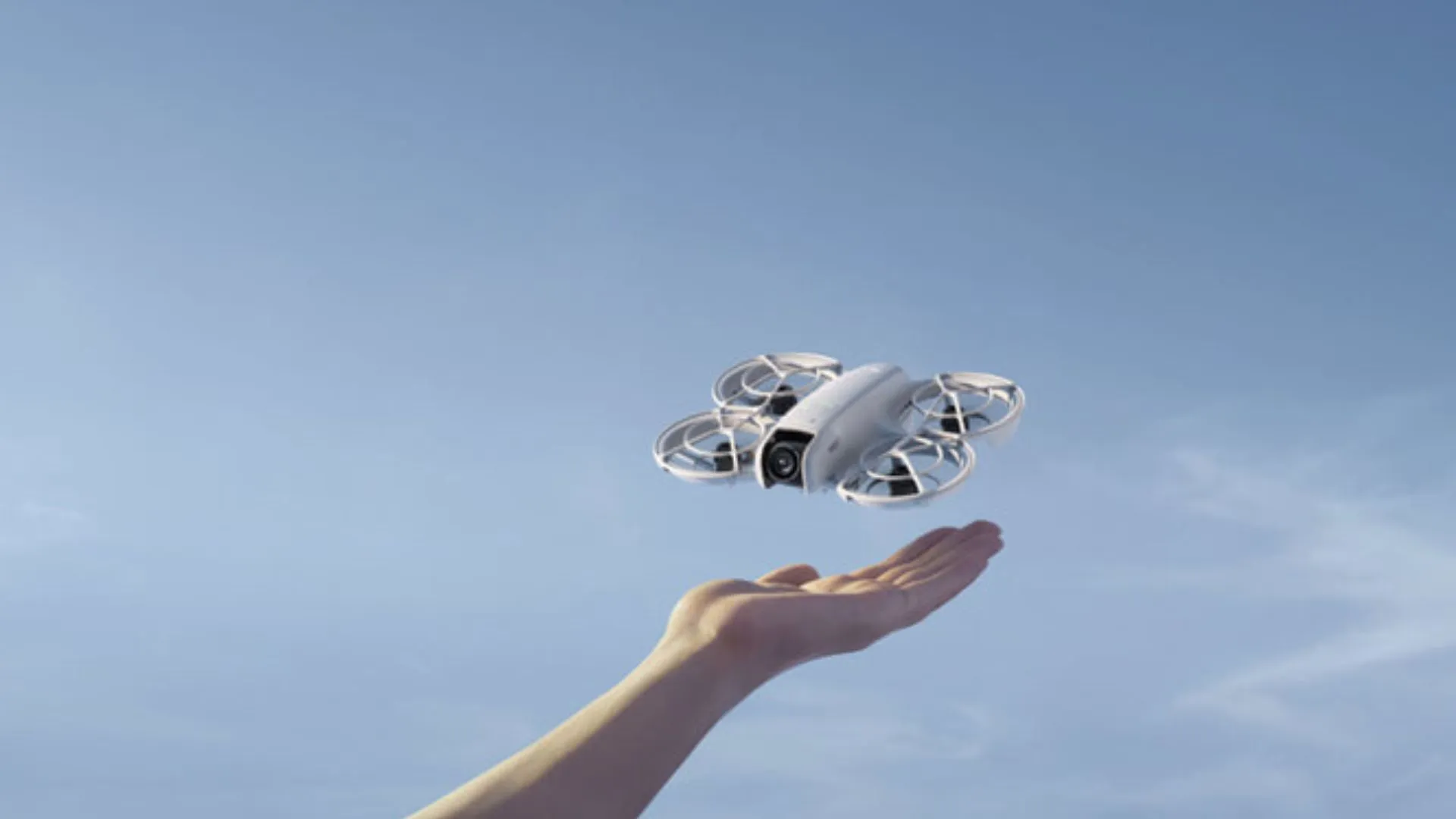 Imagen del DJI Neo aterrizando en la palma de una mano 