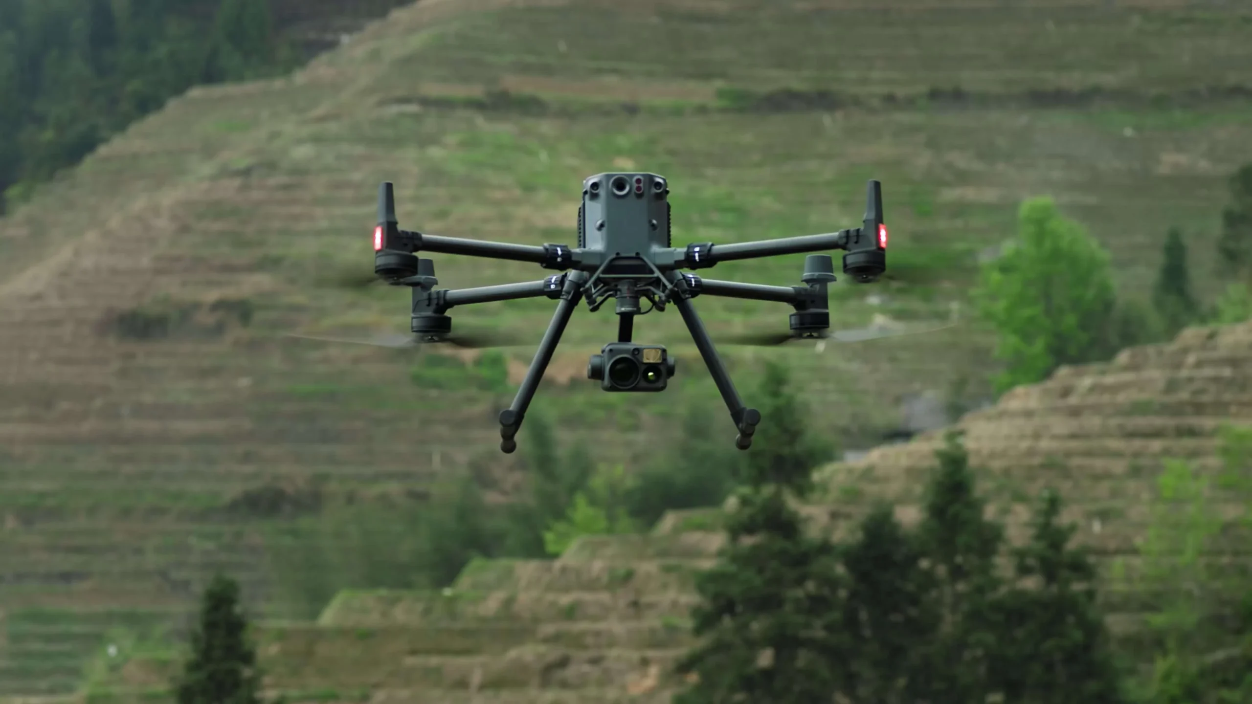 Primer plano de un M350 RTK con camara Zenmuse 30 y de fondo una zona arqueológica 