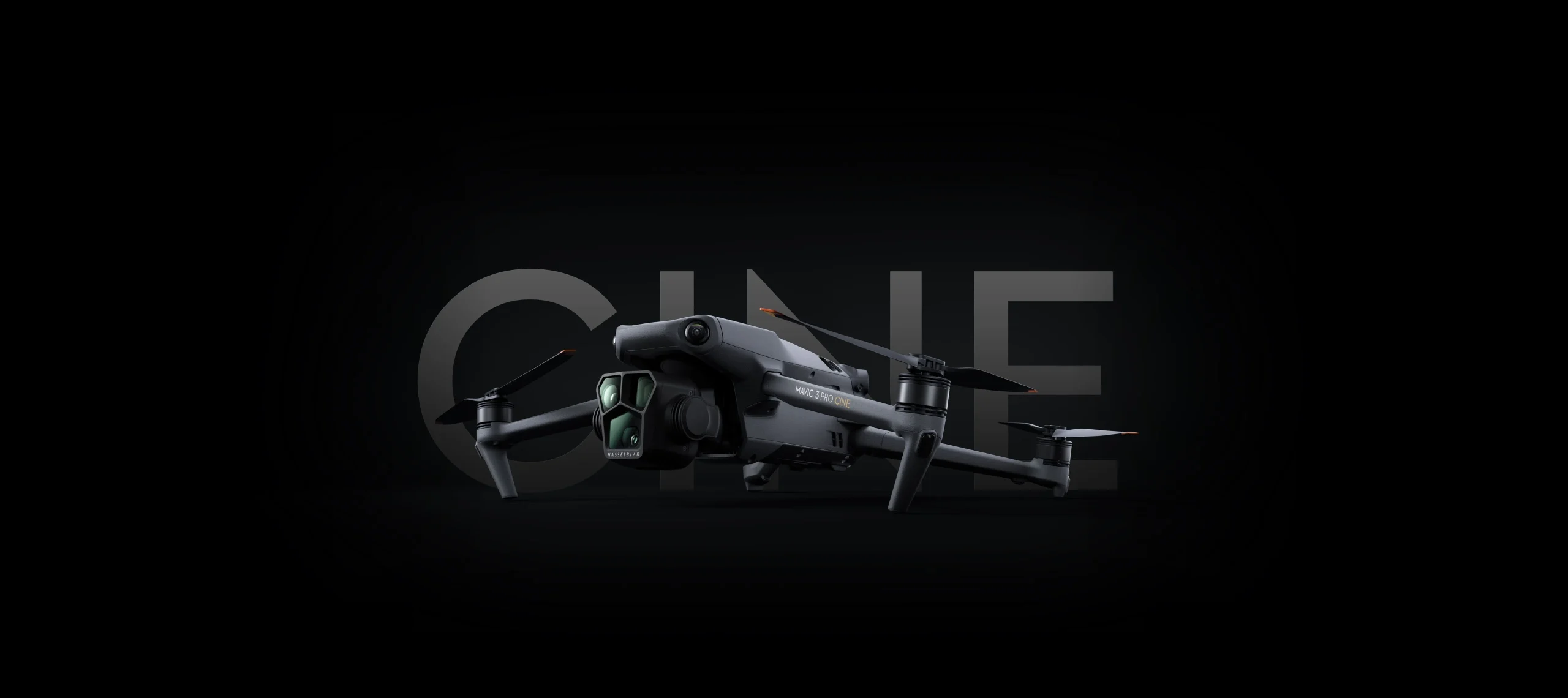 Primer plano del DJI Mavic 3 Pro y de fondo unas letras que dicen Cine con un fondo negro