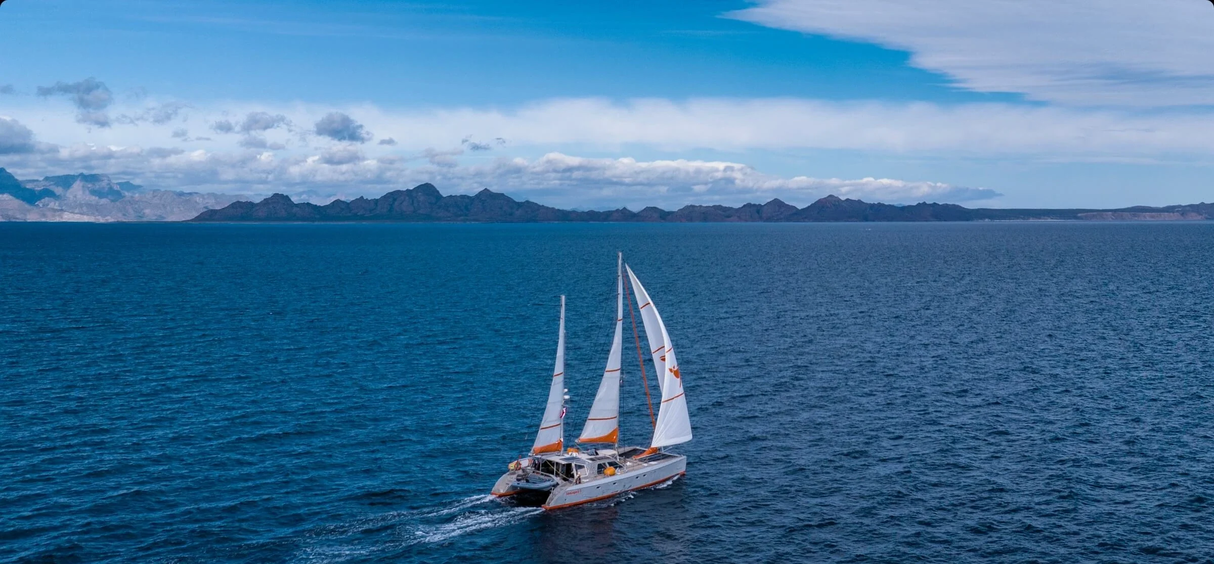 Imagen hecha por M3 Pro de un barco y de fondo una isla