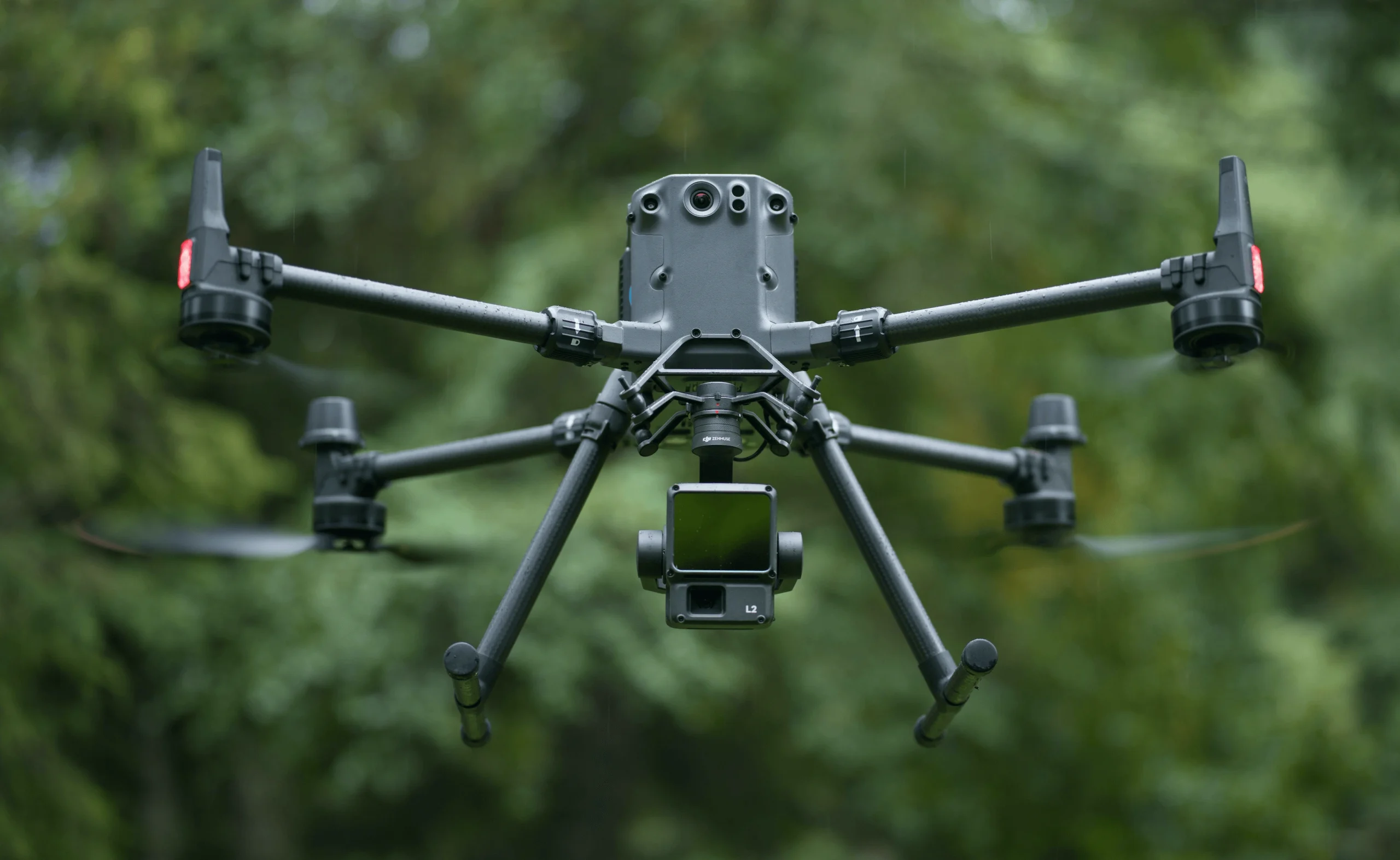 Imagen de un M350 RTK volando y de fondo un bosque