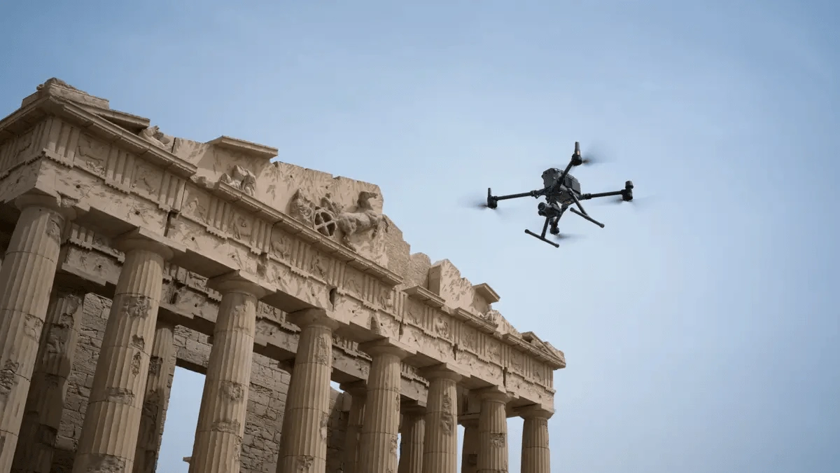 imagen de un M350 RTK volando a un lado de una zona arqueológica 