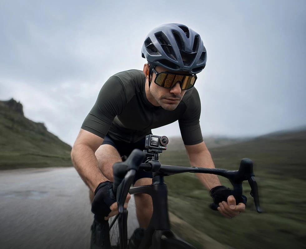 ciclista con una camara Osmo Action Pro en la bicicleta
