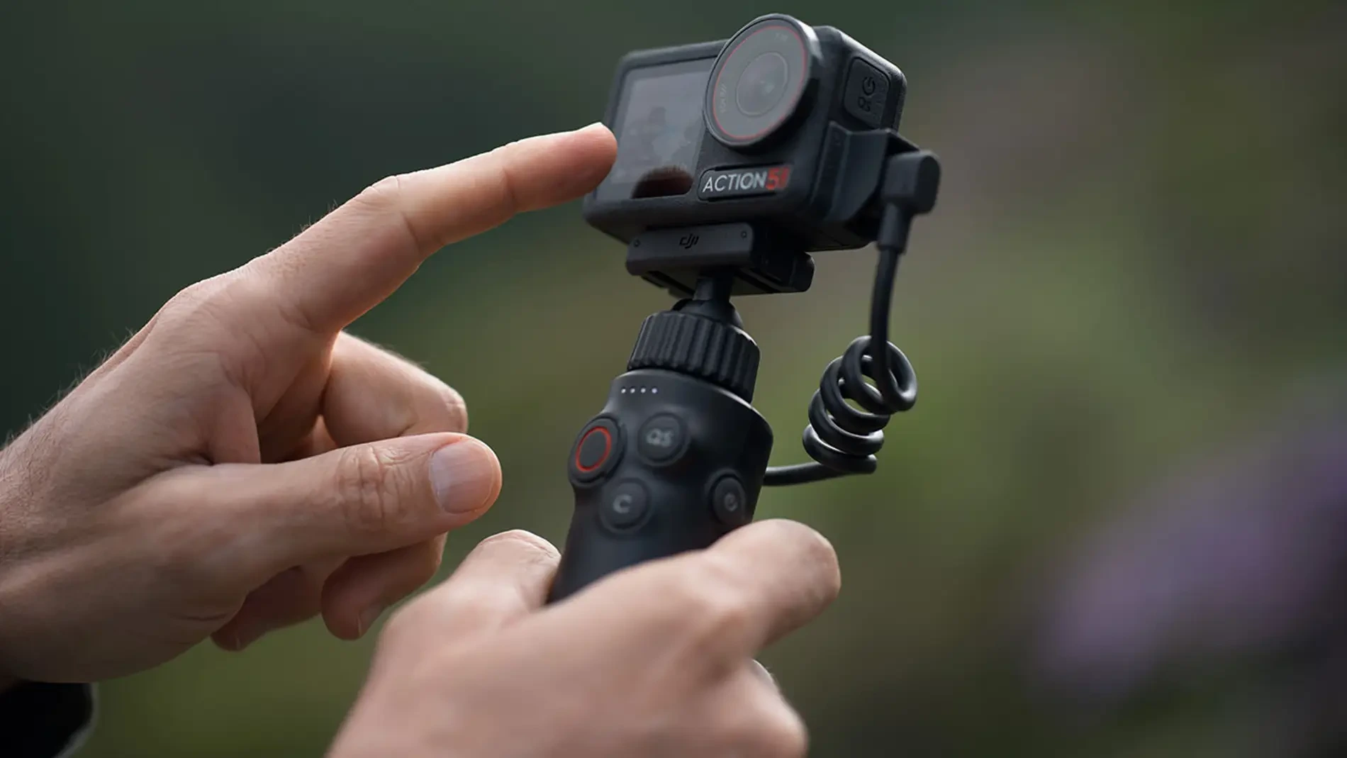 Imagen de la una persona sosteniendo la camara Osmo