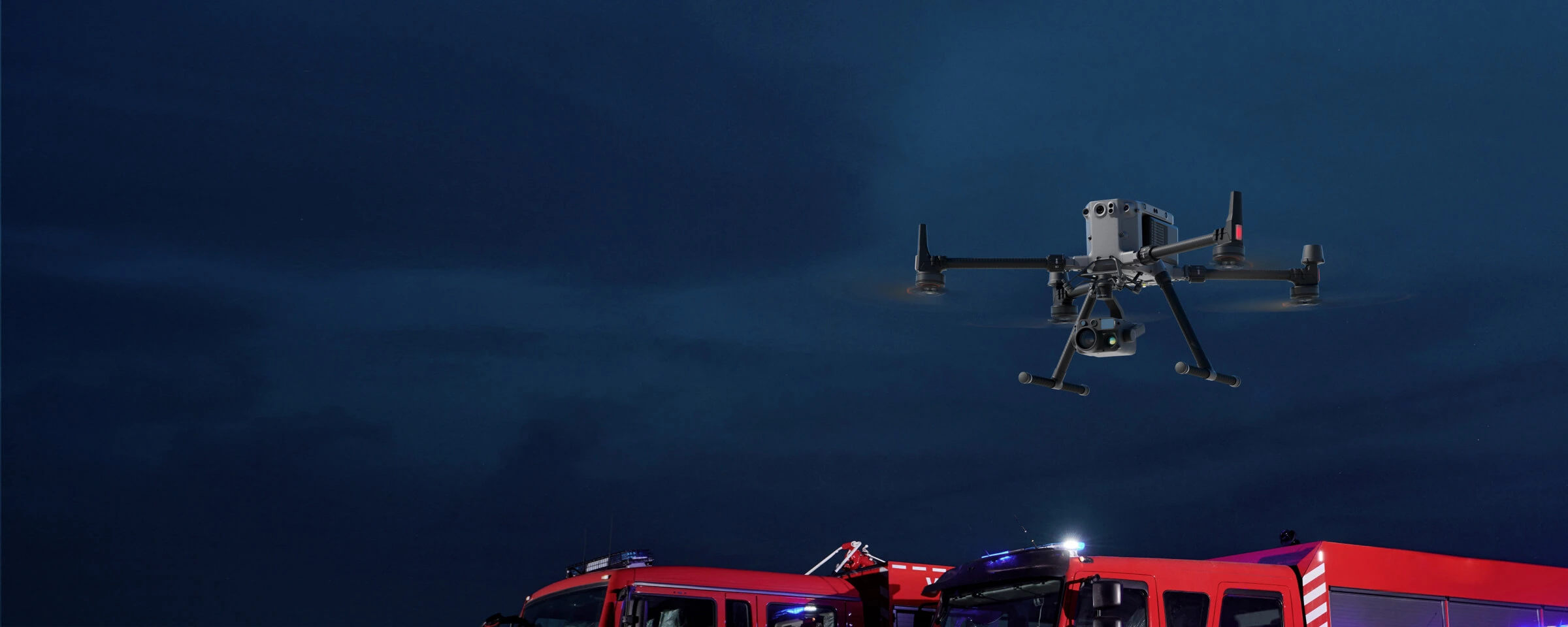 Imagen del 350 RTK con H30T volando y de fondo un camión de bomberos