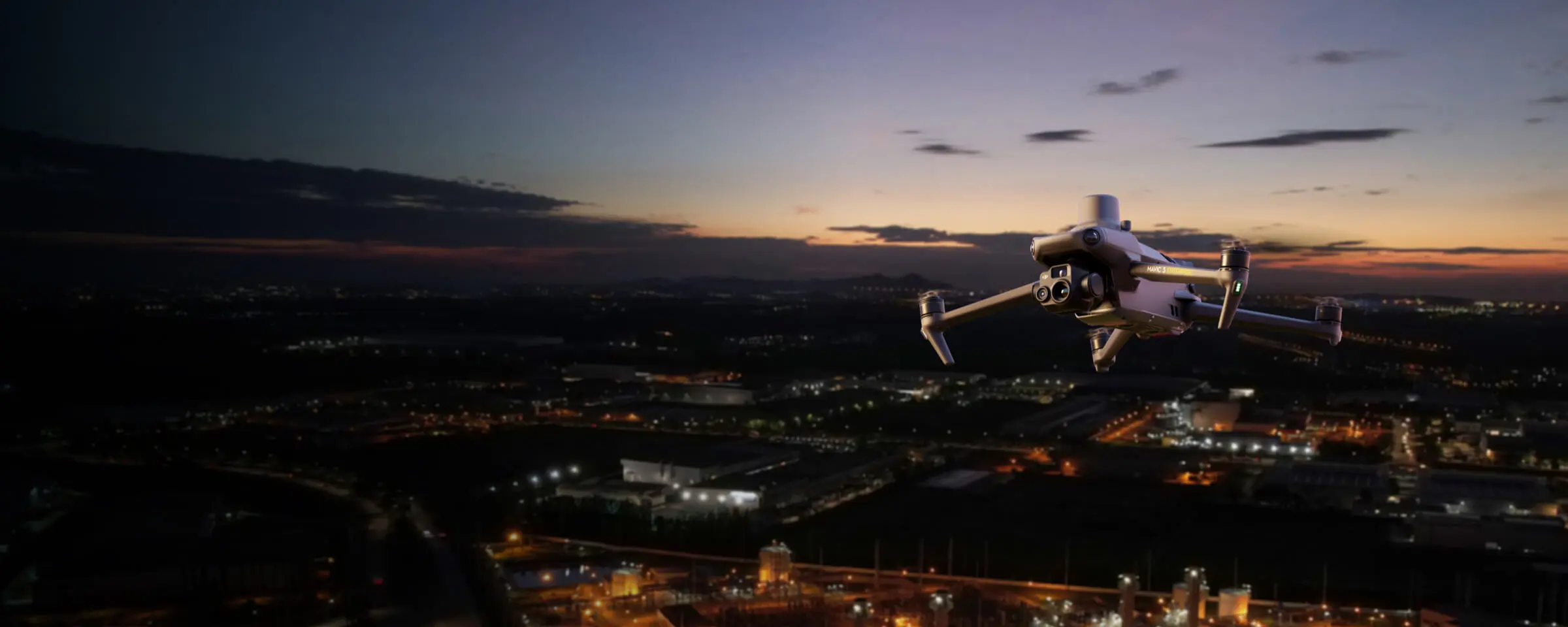imagen del Mavic 3T volando encima de una ciudad