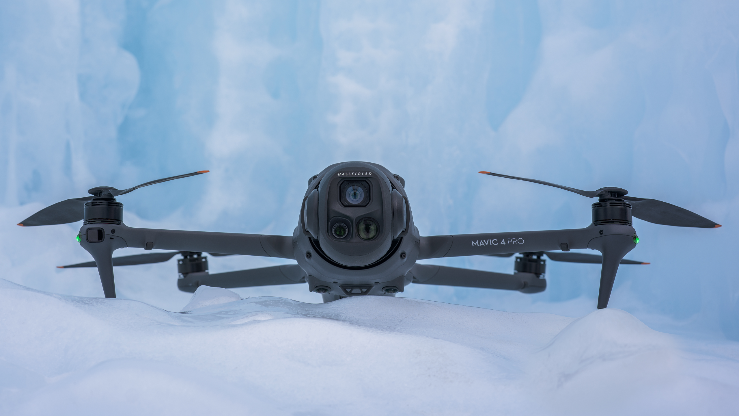 Imagen del Mavic 4 Pro y de fondo hielo