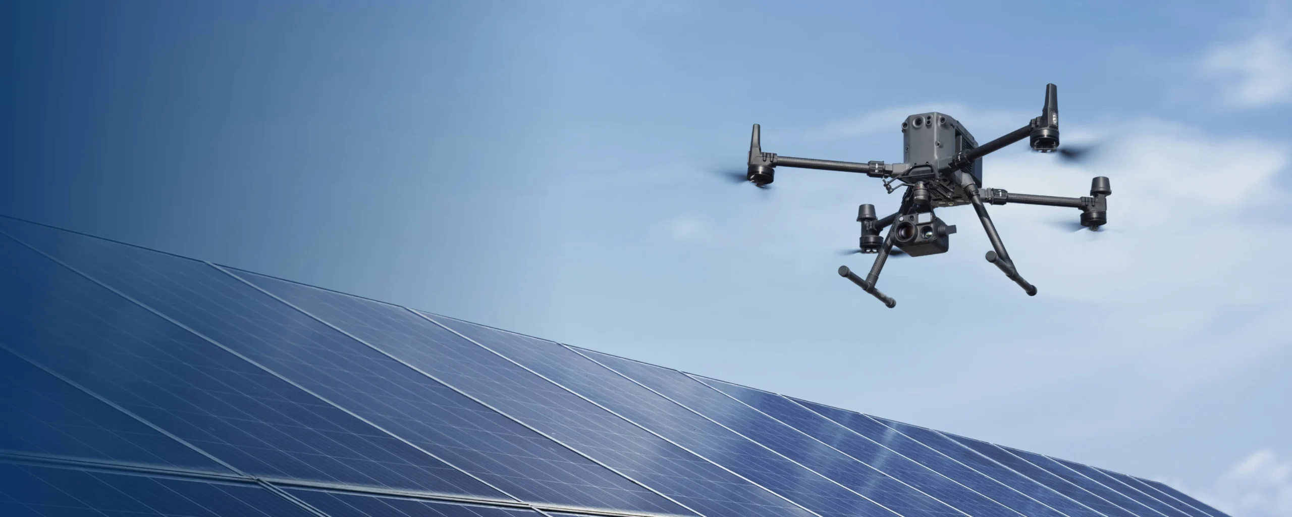 Primero plano el M350RTK volando con una cámara H30T y de fondo panales