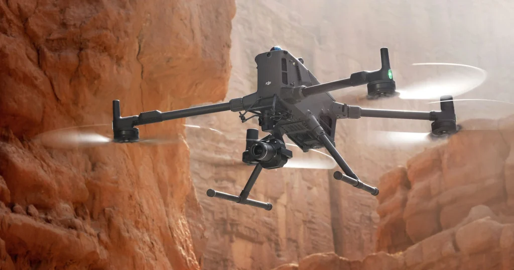 DJI Matrice 400 volando entre montanas