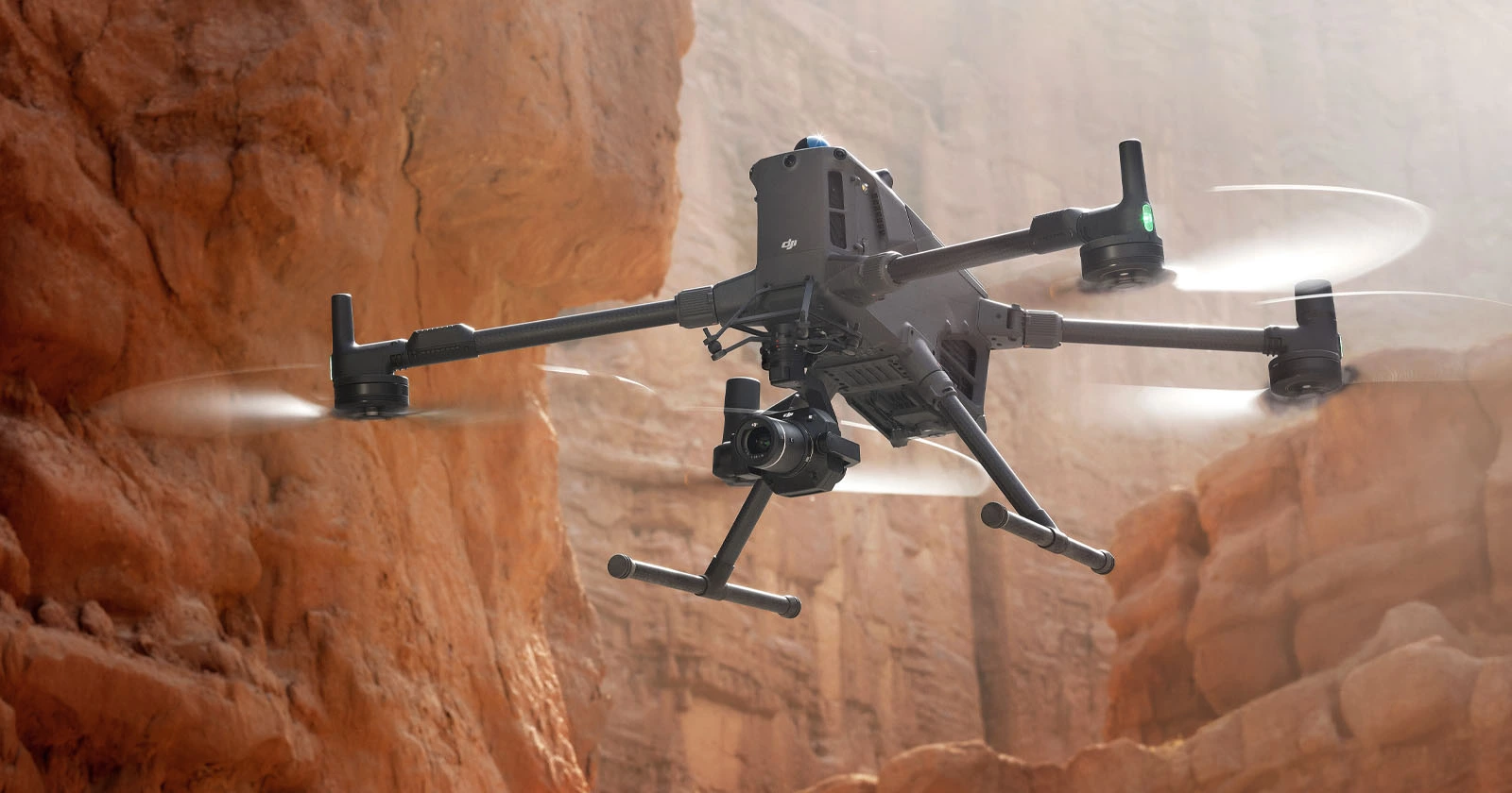 DJI Matrice 400 volando entre montanas. Imagen utilizada para en el blog Comparativa DJI Matrice 400 vs Matrice 350 RTK
