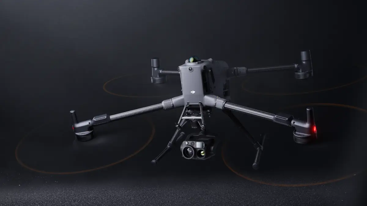 DJI Matrice 400 y fondo negro