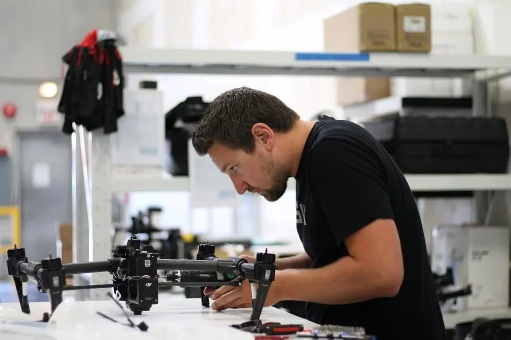 Imagen de una persona reparando un Dron 