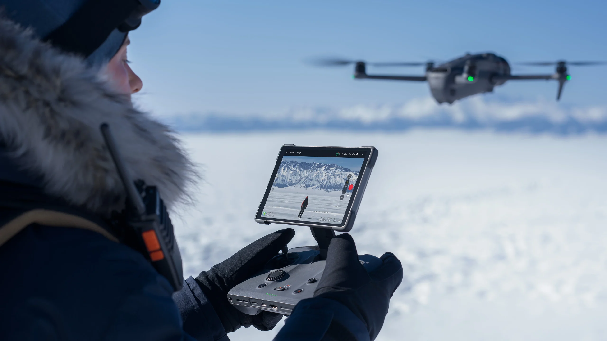 Imagen de unipersonal grabando en la nieve y de fondo un dron DJI