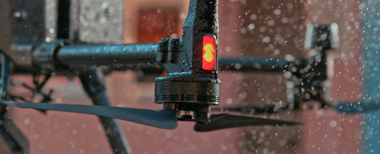 Imagen de cerca de dos helices de un M30T despegando bajo la lluvia rendimiento, ideal para un buen rendimiento de tu dron en viento