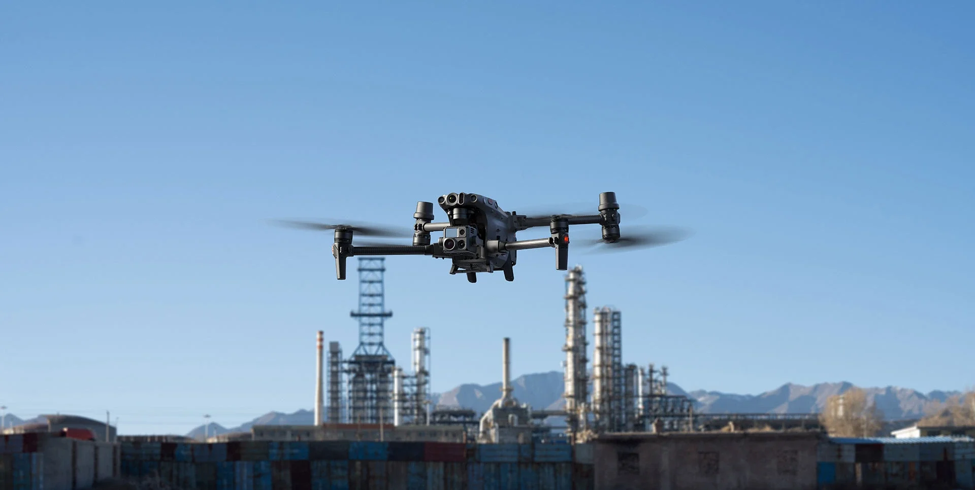 Dron profesional en misión aérea optimizada para maximizar el tiempo de vuelo de un dron.