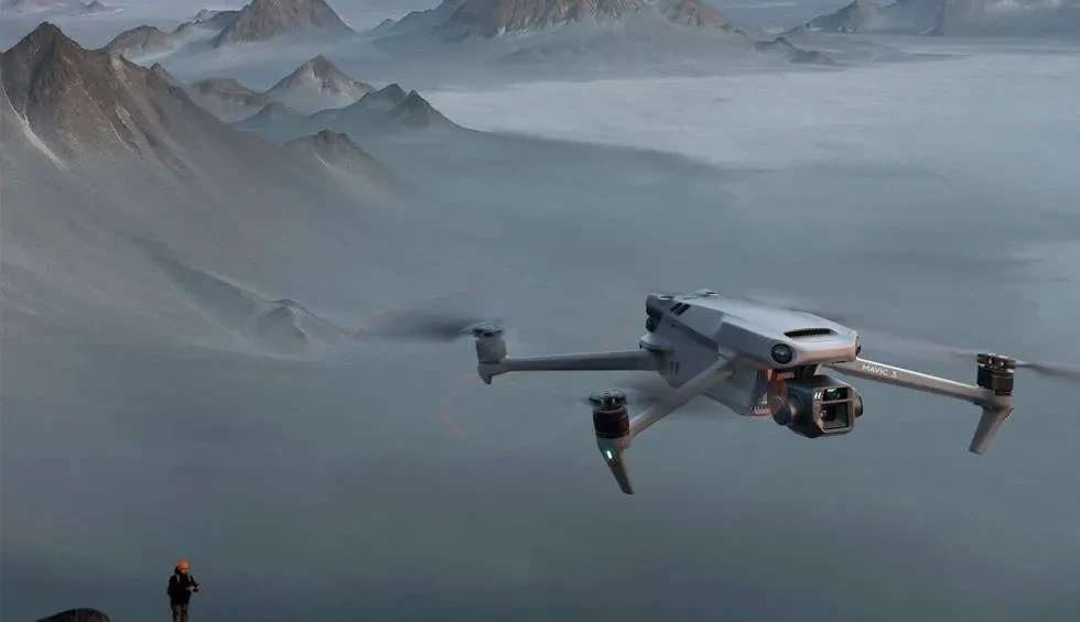 Dron en vuelo con viento moderado.