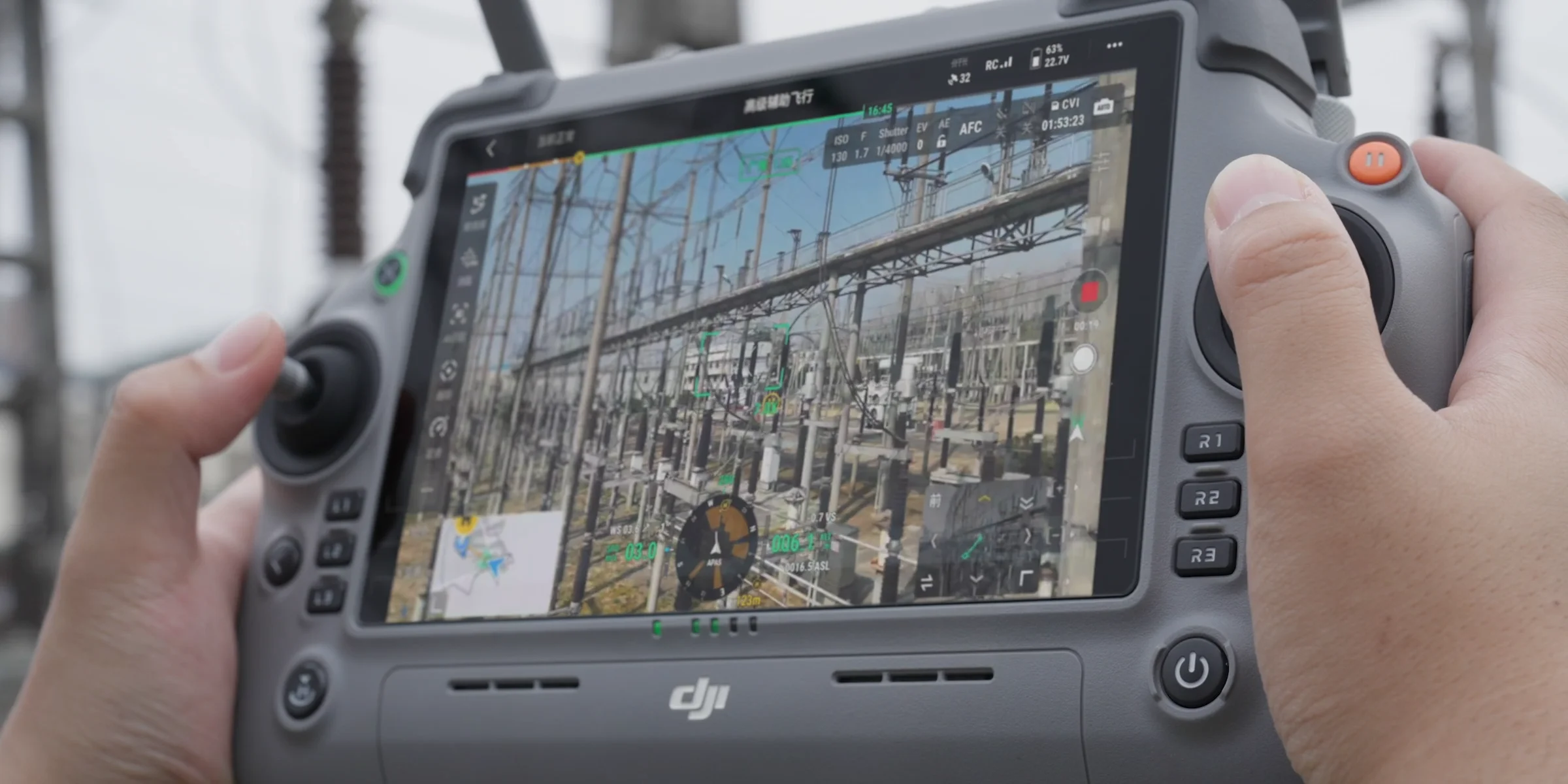 Pantalla de control de dron en inspección industrial con operación remota